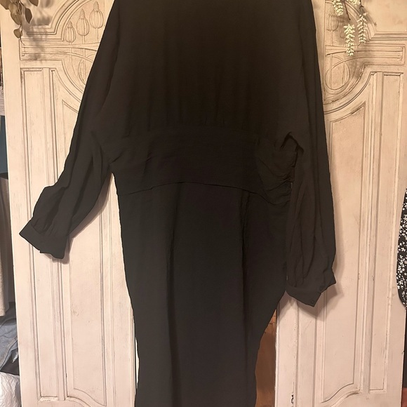 💕PRETTY LITTLE THING💕 PLUS BLACK PLUNGE WRAP TEXTURED DRESS - Picture 3 of 3